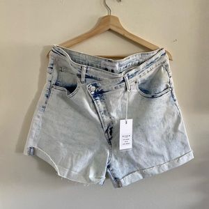 NWT Risen Brand Asymmetrical Button Closure Light Acid Wash Jean Shorts